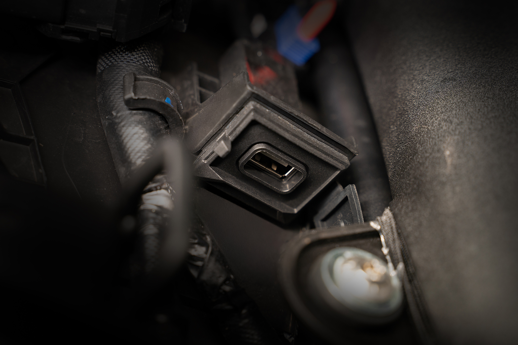 KOVE 625X Charging Port