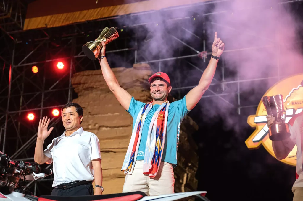 KOVE 450 Rally EX rider lifting championship trophies at 2025 Dahaidao Rally award ceremony